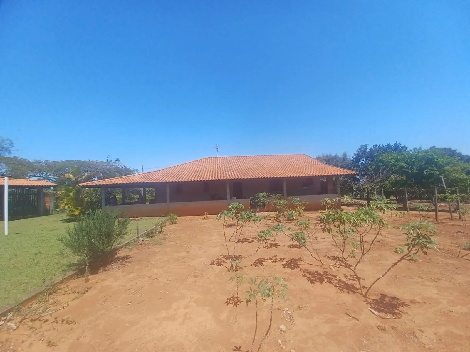 Foto do imóvel Chácara de esquina | Condomínio Arco-Íris - Salto de Pirapora | 2.000 m² de terreno | 230 m² de área construída | 3 dormitórios, sendo 1 suíte | Campo em Arco Íris, SALTO DE PIRAPORA - SP