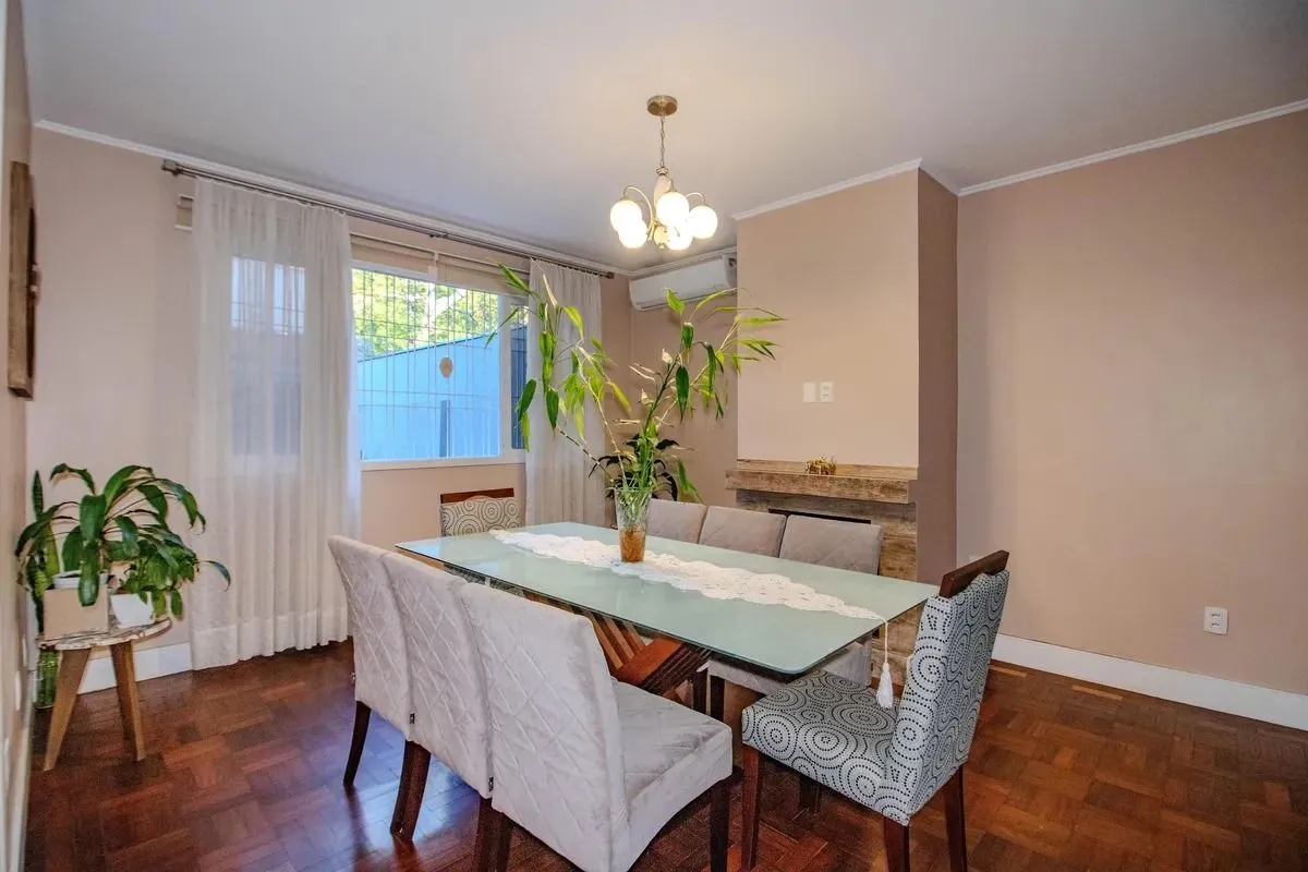 Casa Reformada com 5 Dormitórios e Amplo Pátio