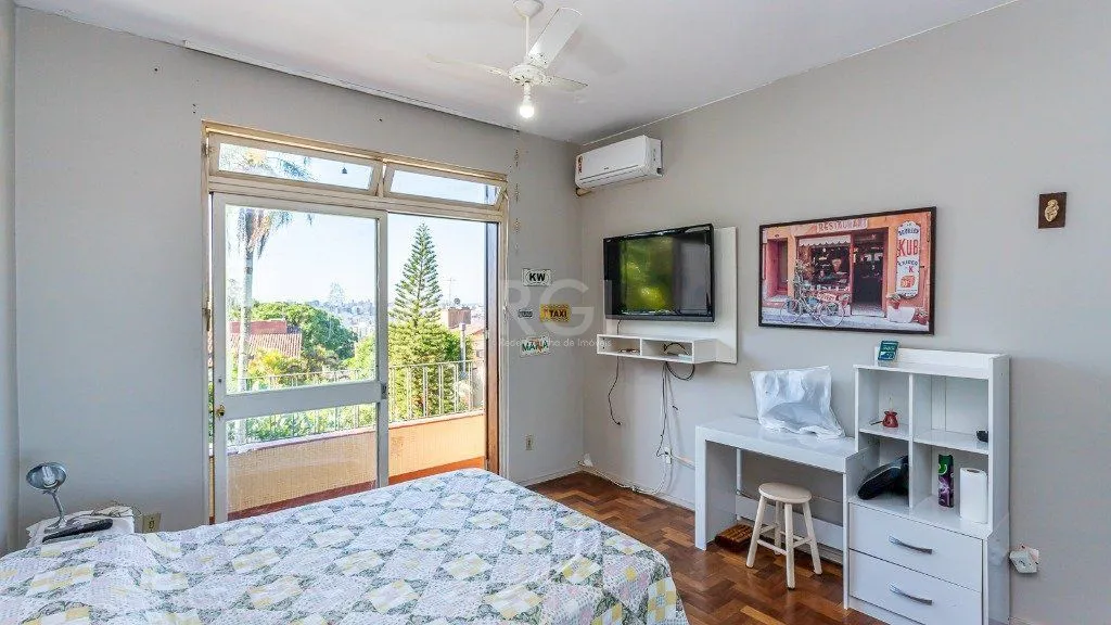 Imagem Vende casa com 05 quartos e garagem para 5 carros.