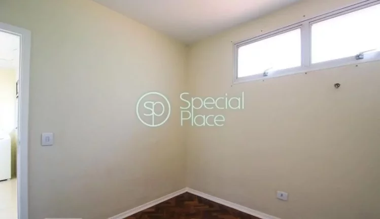 Imagem Excelente apartamento com cômodos amplos, arejados e claros. Localização excelente muito próximo...