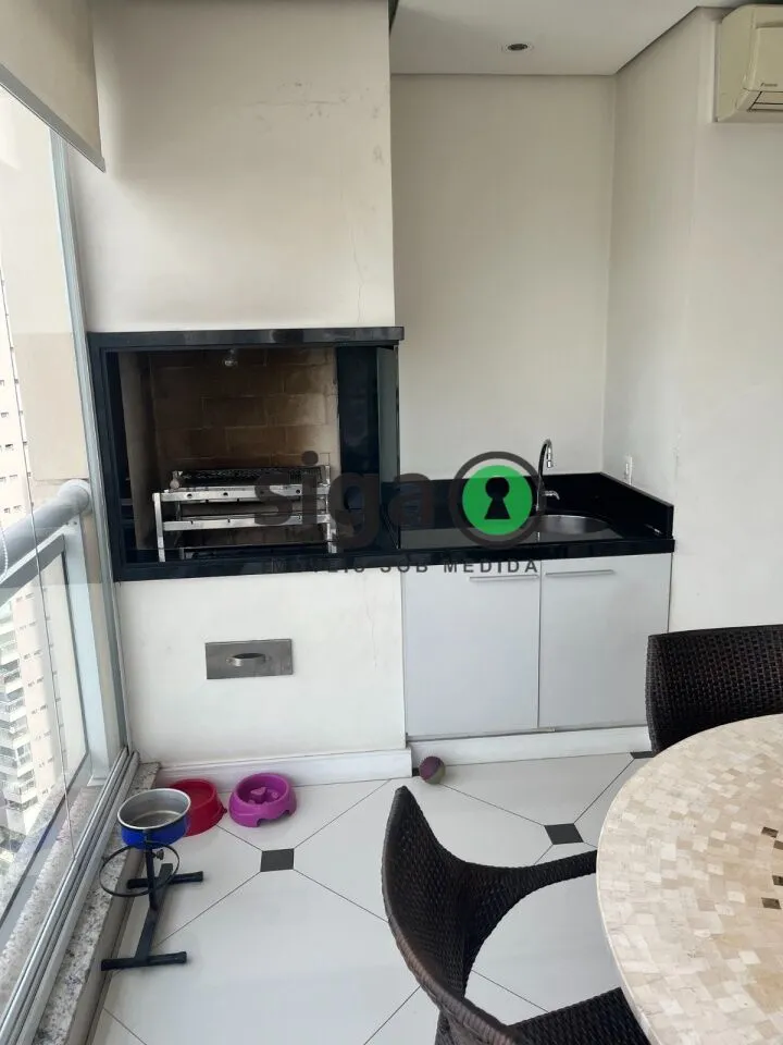 Imagem Apto à Venda com 200m², 3 suites, 4 vagas, Semi mobiliado, andar alto, no Panamby