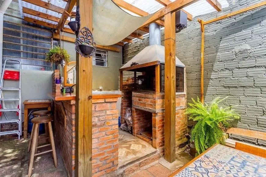 Imagem Casa térrea com 3 dormitórios, amplo pátio e 2 vagas de garagem cobertas.