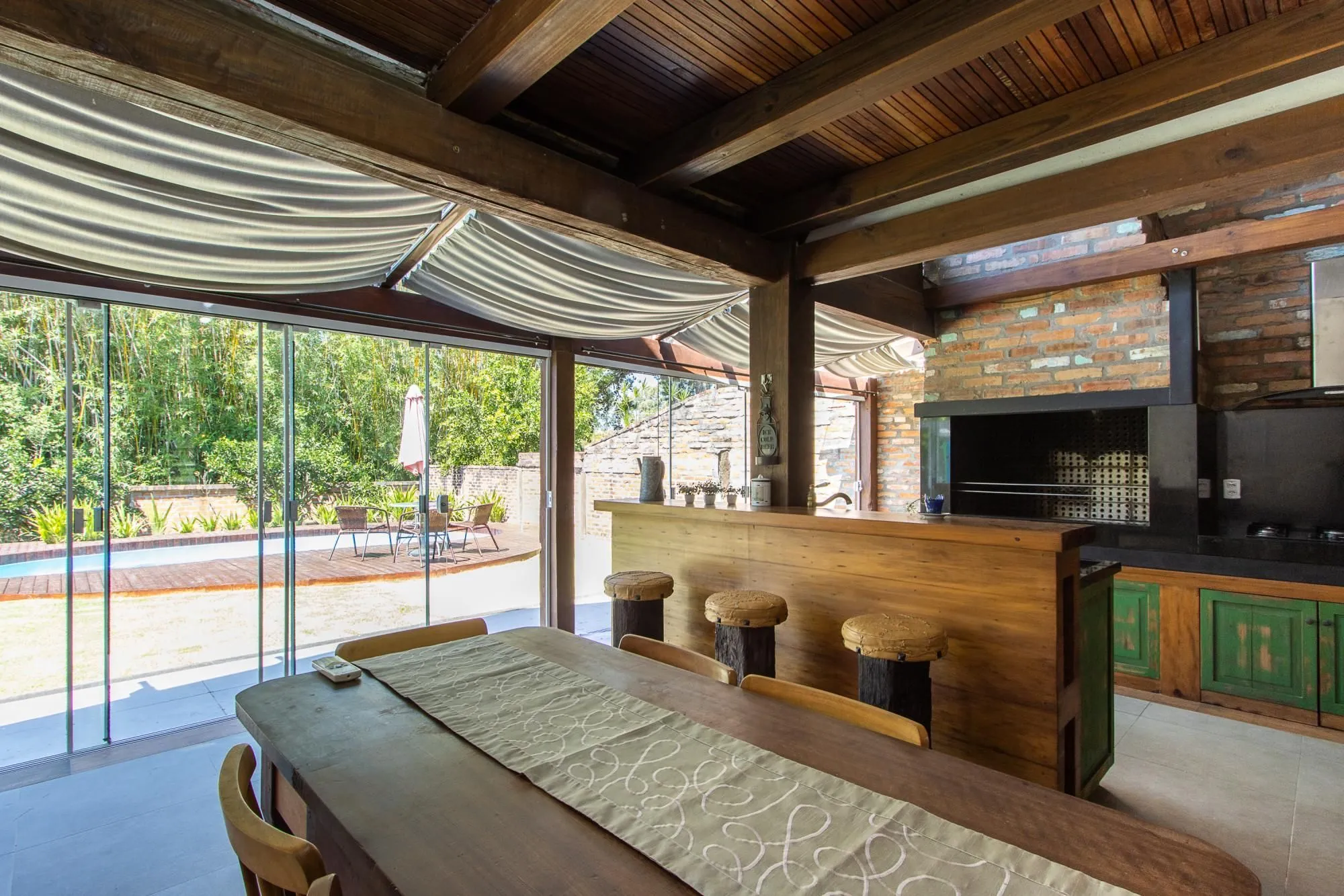 Imagem Casa 4 suites no Terra Ville, com home office, estar íntimo, 4 vagas e piscina.