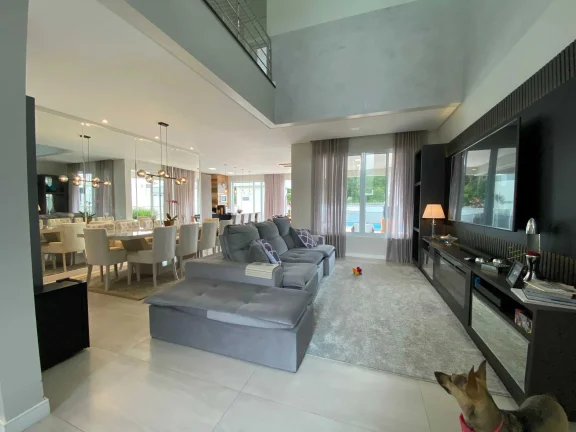 Imagem Casa mobiliada no Condomínio Caledônia com 4 suítes e 4 vagas de garagem em Camboriú-SC