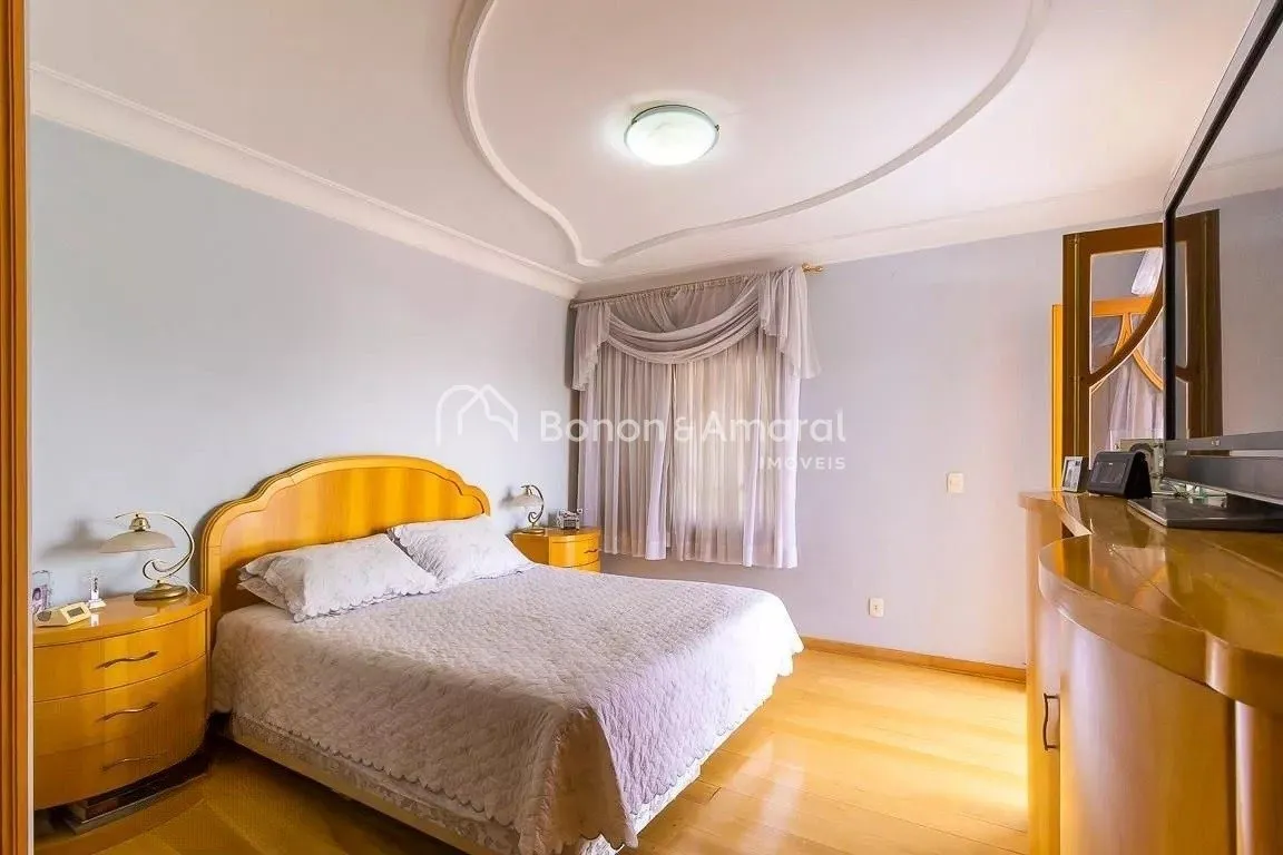 Imagem Casa em condomínio com 690m² e 5 quartos