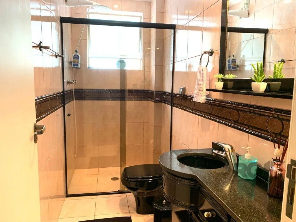 Imagem apartamento de 3 dormitórios , transformado em 2 com fácil reversão, Living para dois ambientes, com sacada fechada.