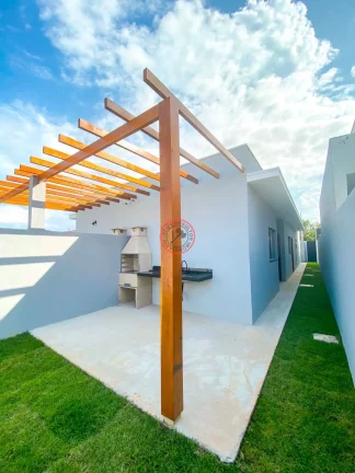 Imagem CASA RECEM COSNTRUÍDA A VENDA COM 2 DORMITÓRIOS, SENDO UMA SUÍTE , ÁREA GOURMET, 2 VAGAS, JARDIM, ISOLAMENTO ACÚSTICO EM CARAGUÁ