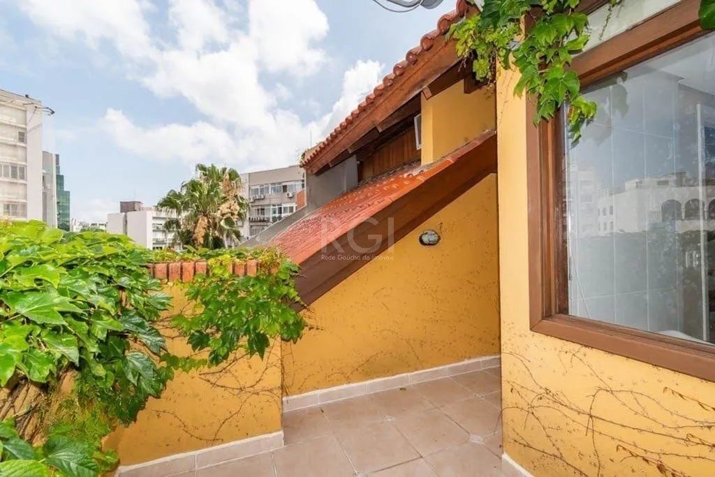 Imagem Apartamento 94m² - semi mobiliado, 2 dormitórios, 1 suíte, terraço e 2 vagas de garagem no Moinhos de Vento