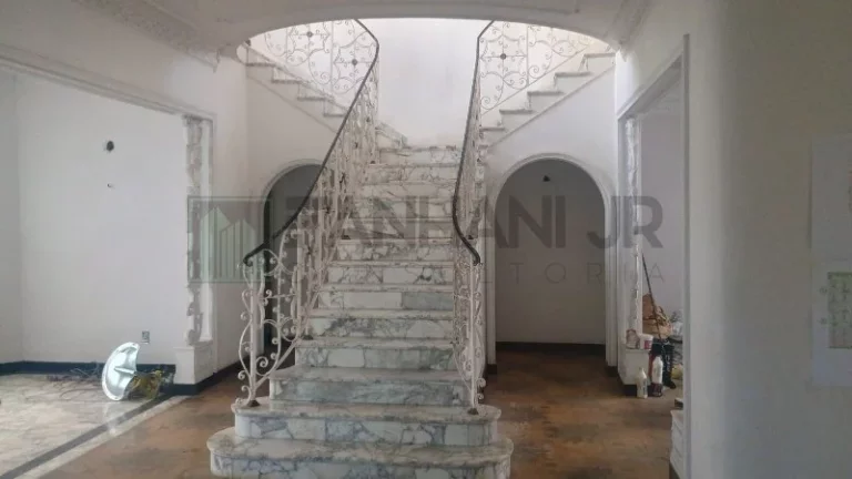 Imagem Luxuosa casa em obras de 5 quartos no Jardim Paulista, São Paulo-SP: 5 suites, 4 salas, 8 banheiros, 5 vagas e 750m² de área.