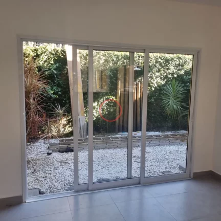 Imagem Sobrado com 2 suites, sala cozinha,2 vagas, area independente em condominio, 2 quadras da praia