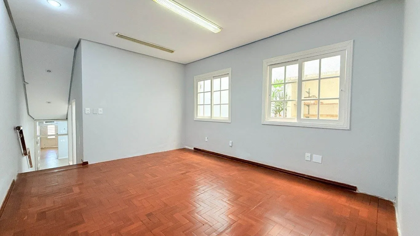 Imagem CASA 230m² 5 QUARTOS/SALAS, 3 VAGAS DE GARAGEM - USO RESIDENCIAL OU COMERCIAL