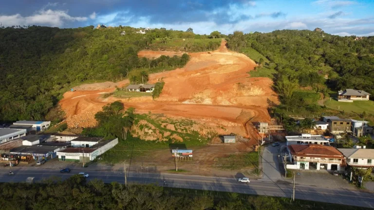 Imagem Terreno 2.094,88m² no Cond. Pôr do Sol, Centro de Garopaba-SC: Invista Já!