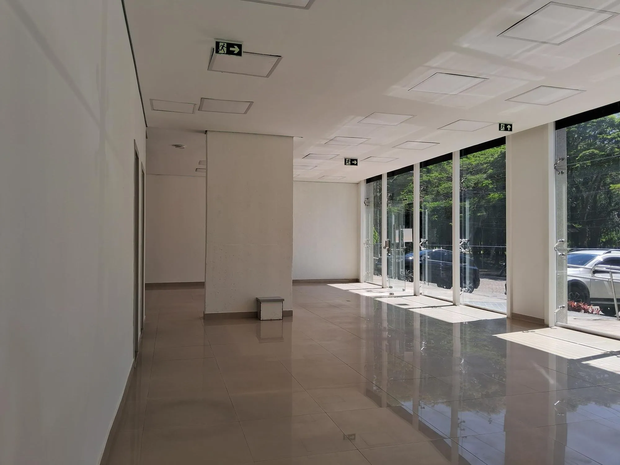 Imagem MÁFFER IMÓVEIS ALUGA - EXCELENTE LOJA COMERCIAL NO MOINHOS DE VENTO com 102m² privativos,Rua Comendador Caminha, nº 22 - Bairro Moinhos de Vento Em frente ao Parcão