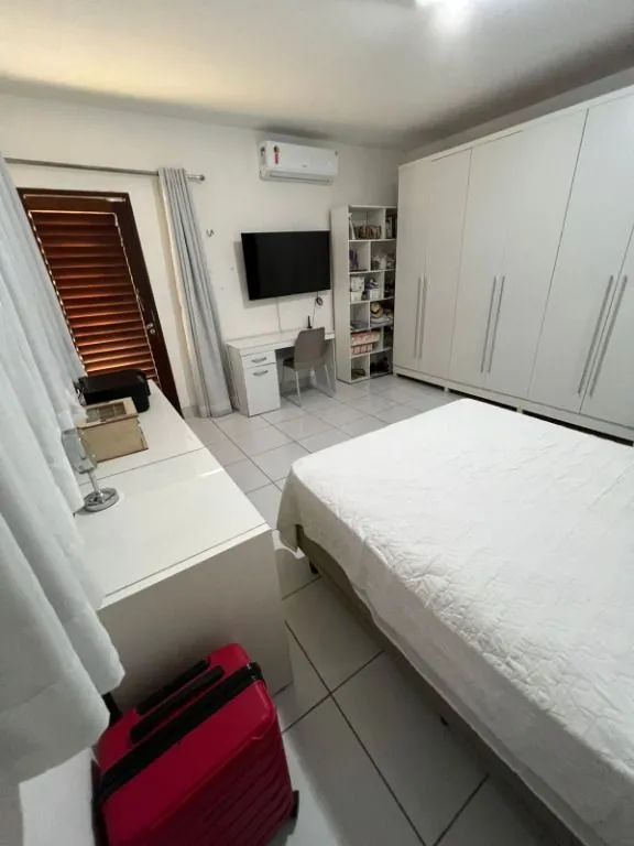 Imagem Casa duplex ampla no Bairro dos Estados, com 7 quartos, 4 suítes, varandas, terraço e excelente localização em João Pessoa.