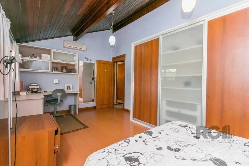 Imagem Casa de 380m² - 4 dormitórios, 2 suítes, 4 vagas no bairro Bom Jesus