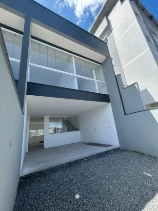 Imagem Sobrado de Alto Padrão à Venda em Navegantes-SC, Bairro Gravatá 3 Quartos sendo 1 Suíte, 1 Sala, 3 Banheiros, Adriano Carpes Imóveis