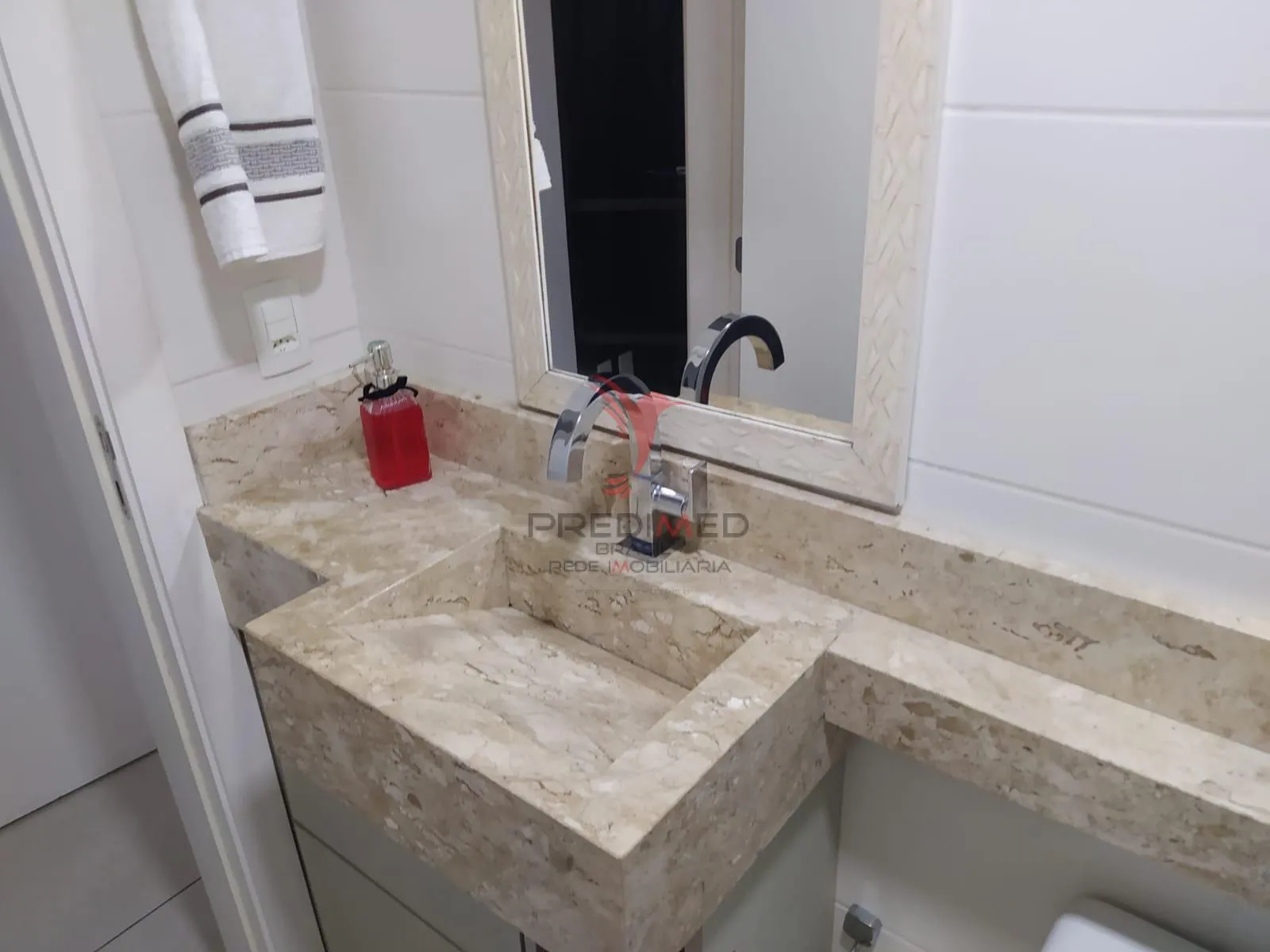 Imagem Apartamento com 2 Dormitórios sendo uma Suíte e sacada com churrasqueira