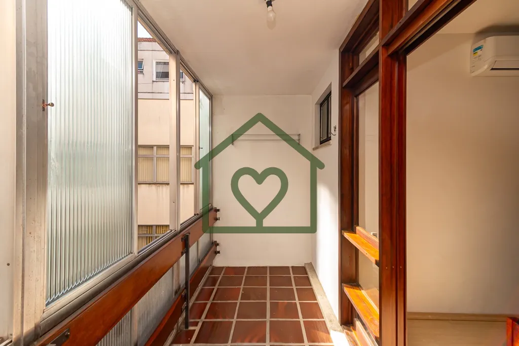 Imagem Com 54m² bem distribuídos, o apartamento conta com 1 dormitório. 
 
O imóvel passou por melhoria...