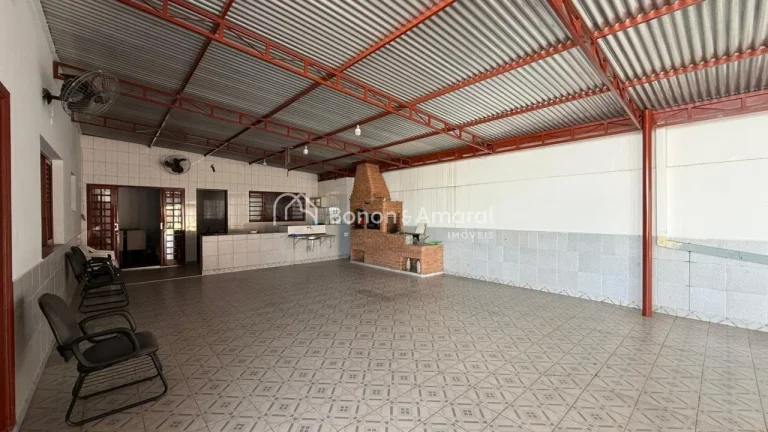 Imagem Localizado em uma região tranquila e agradável de Paulínia, este imóvel em estilo chácara é id...