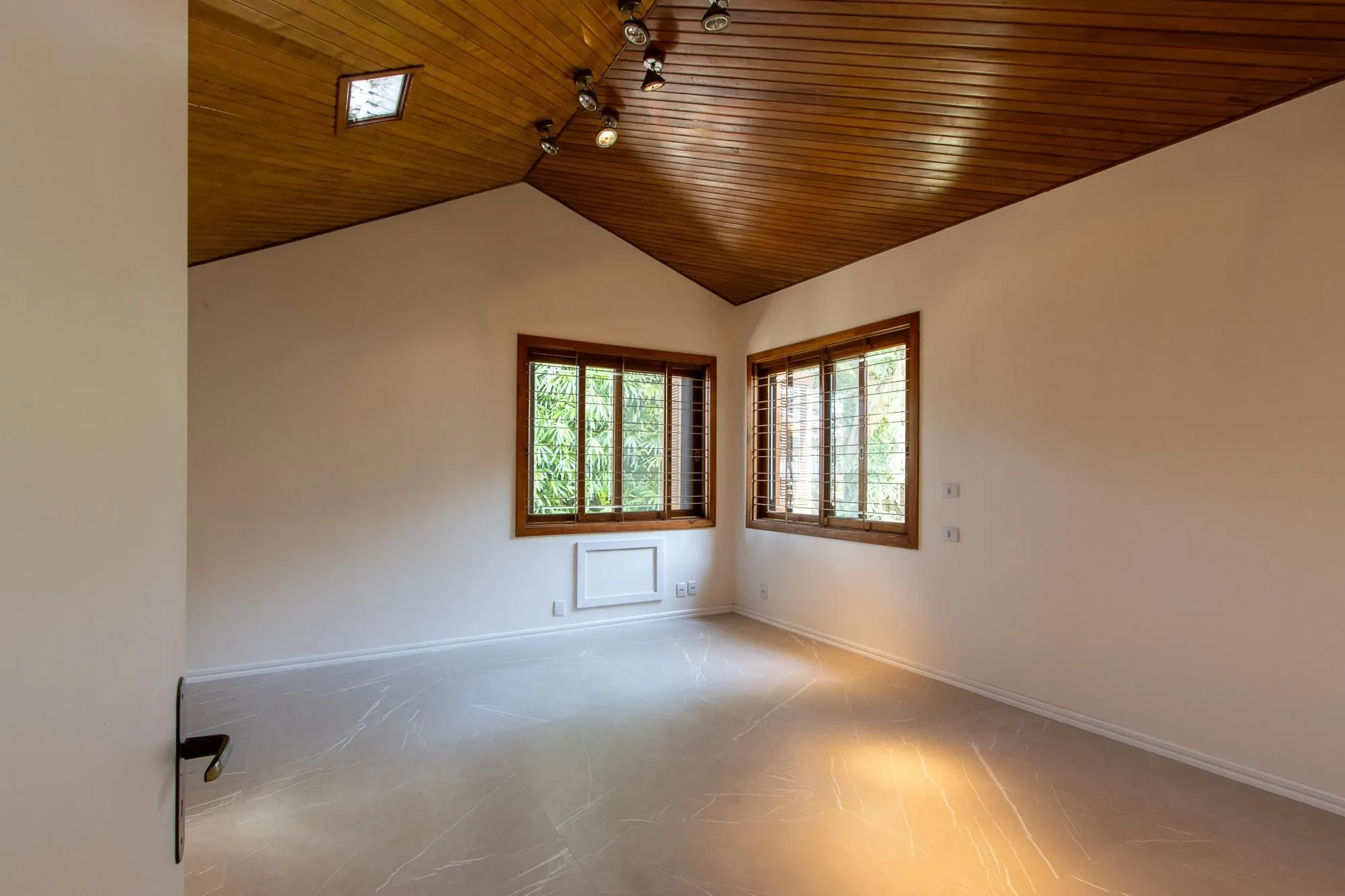Imagem Casa com 2 dormitórios 3 banheiros. lareira e churrasqueira, e com arquitetura moderna.