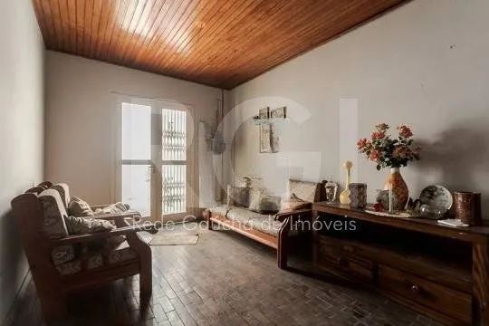 Imagem Casa composta por seis(6) dormitórios, no bairro Passo da Areia em Porto Alegre/RS.