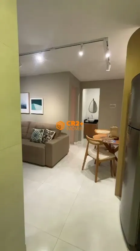 Imagem vendo apartamento localizado a poucos metros do mar, próximo à Praia da Conceiç