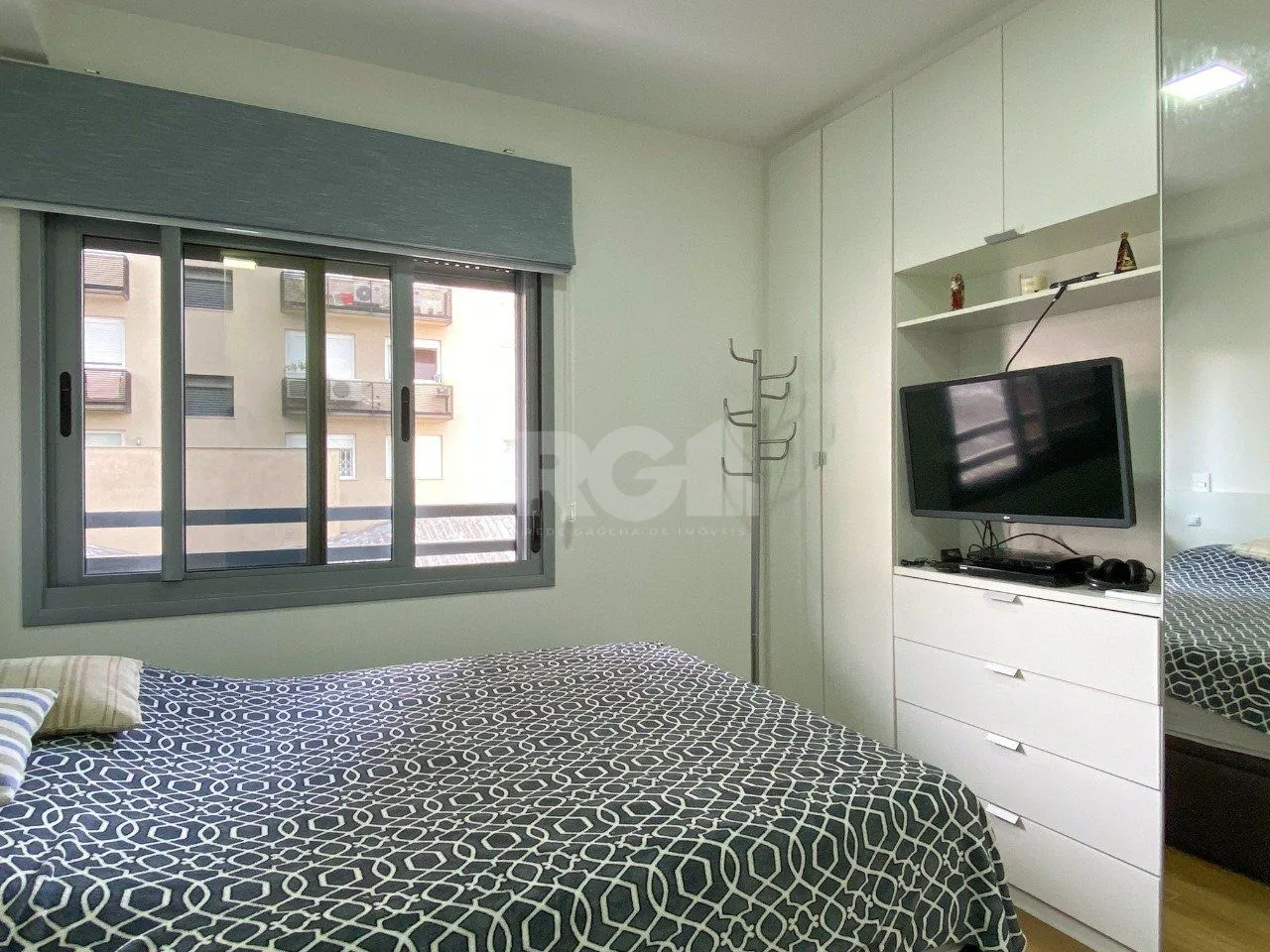 Imagem Apartamento em prédio premiado, totalmente montado, no miolo do Menino Deus