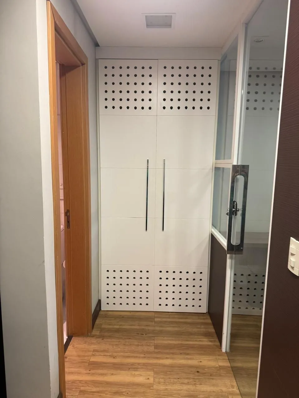 Imagem Sala comercial mobiliada com 42m² no bairro Praia de Belas DESOCUPADA