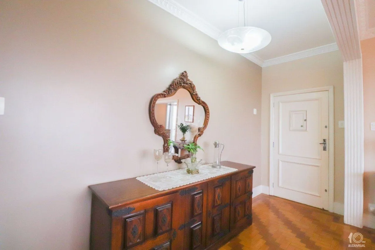 Imagem Apartamento á venda com 3 dormitórios com 1 suíte com sacada + 2 sacadas na sala e living, 233,85M² e 1 vaga de garagem escriturada e coberta, no Bairro Independência em Porto Alegre.