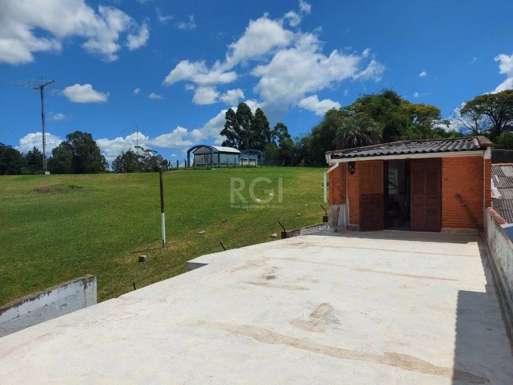 Imagem CASA COM CHURRASQUEIRA E GARAGEM PARA 2 CARROS