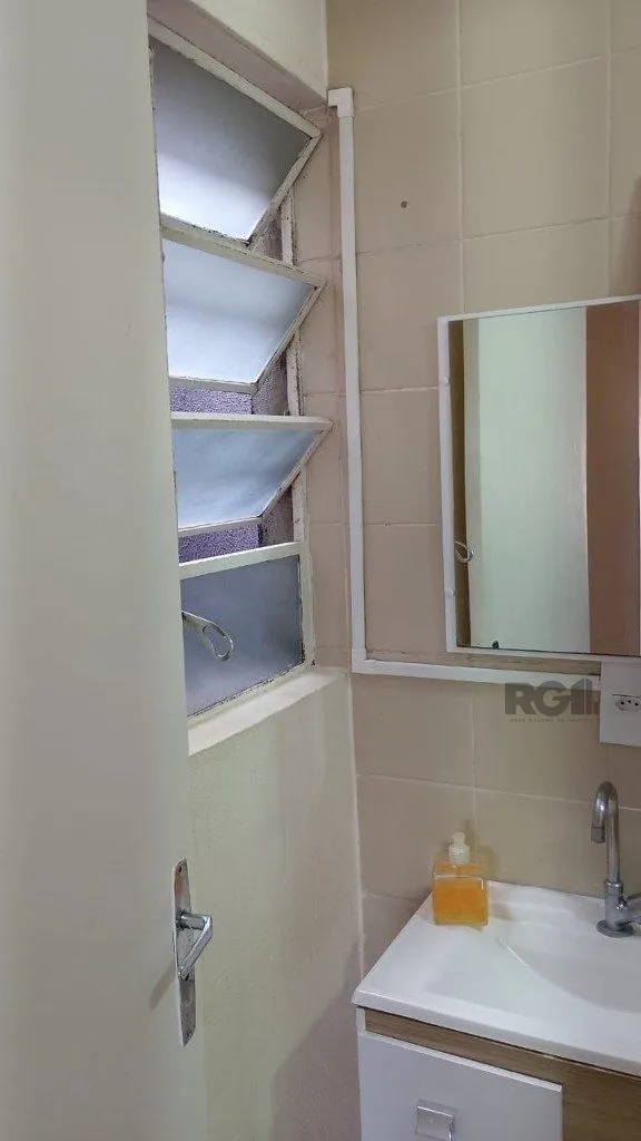 Imagem Com 2 quartos espaçosos, 1 banheiro, e 1 vaga de garagem