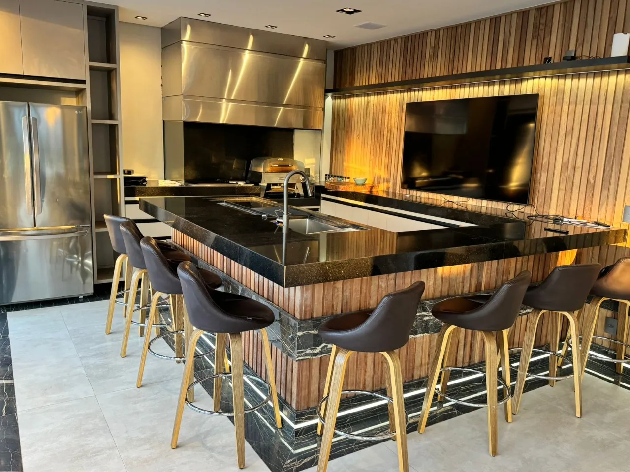 Imagem Luxuosa casa de 5 suítes em Alphaville Nova Esplanada, Votorantim-SP: 3 salas, 6 banheiros, 4 vagas, 460m². Venha conferir!