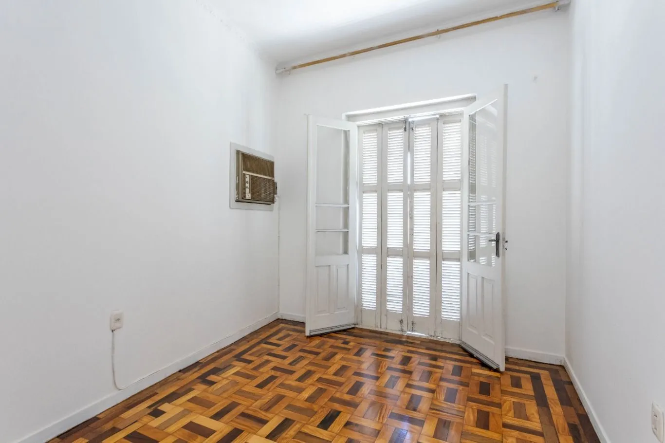 Imagem Vende-se apartamento com 2 quartos, 79 m² e sacada - Centro Histórico