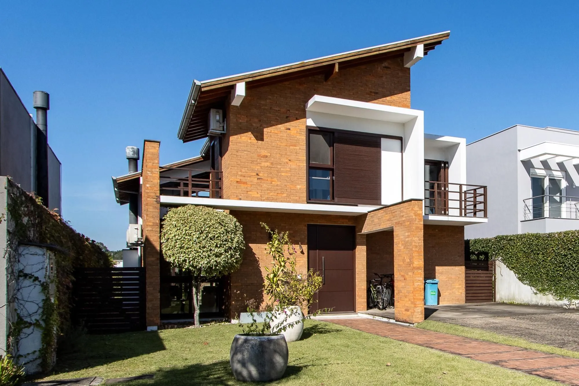 Imagem Casa no Condominio Terra Ville. 3 suites, com fundo para o lago.