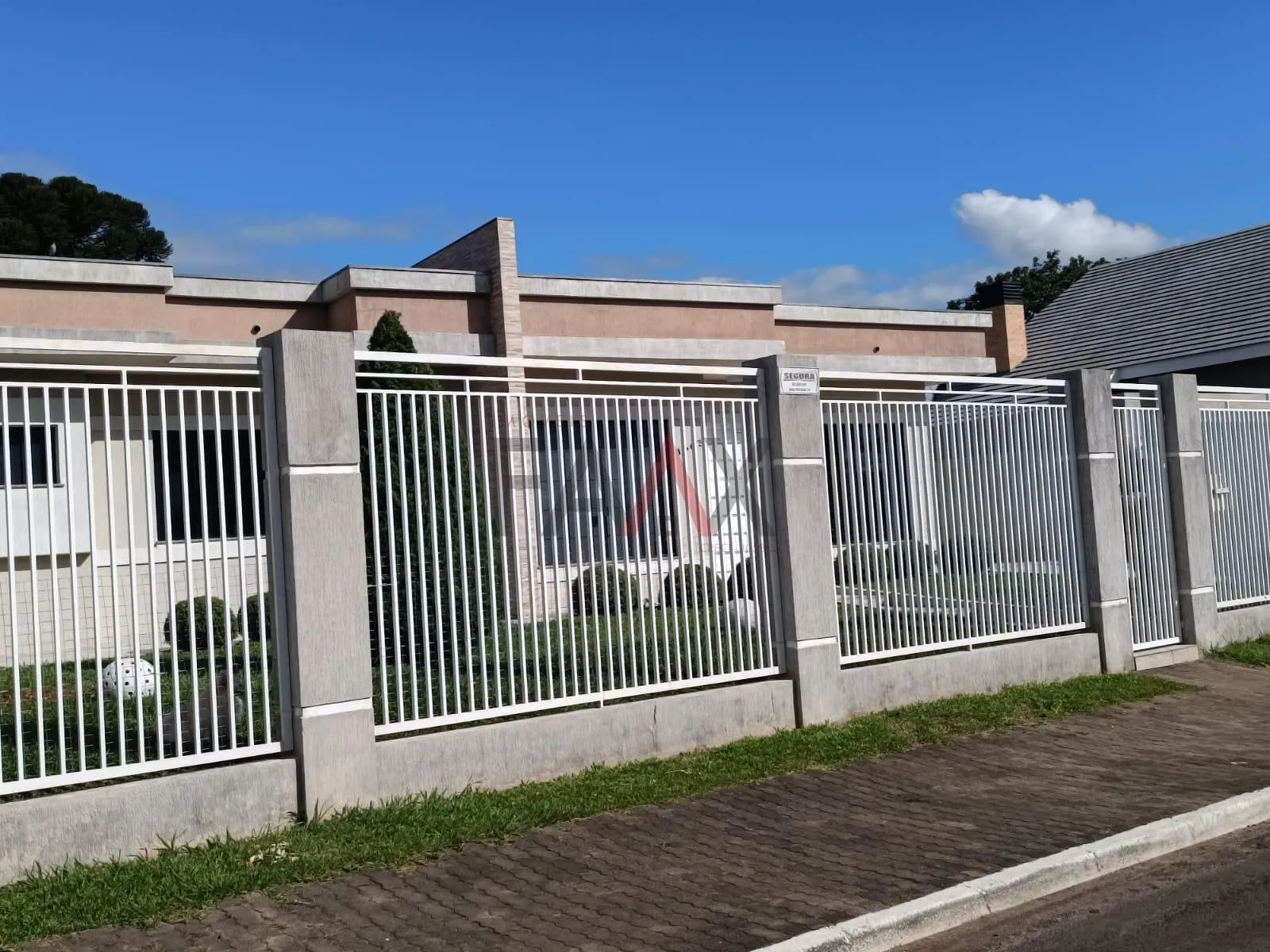 Imagem Linda casa em Bairro Privilegiado da cidade, com amplo terreno, DOS ESTADOS GUARAPUAVA PR
