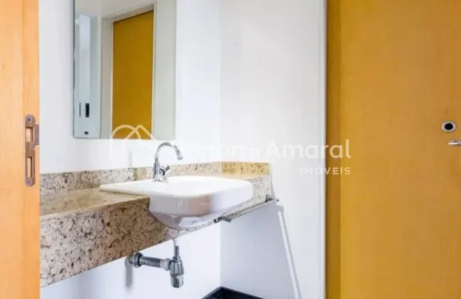 Imagem Apartamento de 1 dormitório reformado, semi-mobiliado, bem localizado e já alugado, ideal para inv...