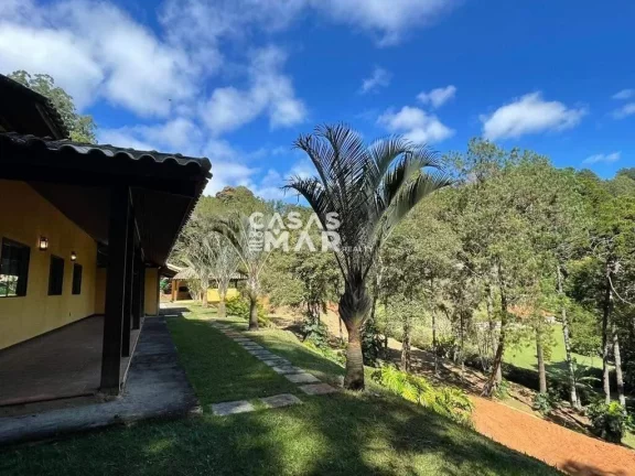 Imagem Casa em condomínio de luxo em Itaipava, Petrópolis-RJ: 4 quartos, 2 suítes, 3 banheiros, 10 vagas, 800m². Imperdível!
