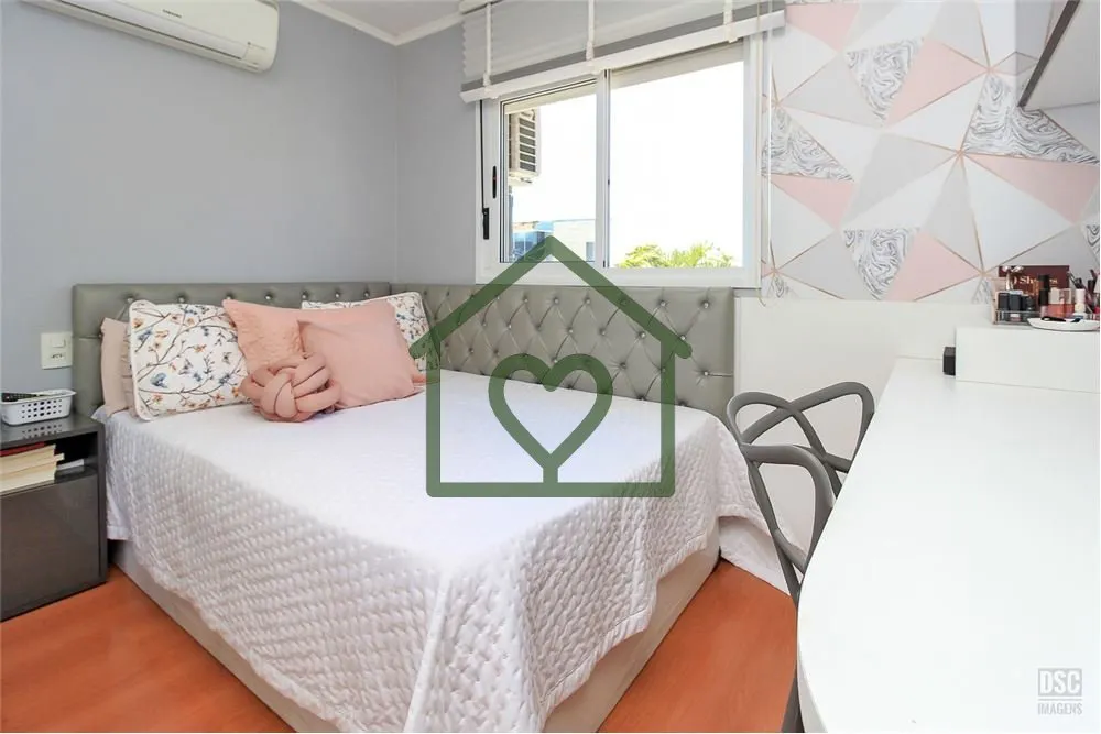 Imagem Linda casa em Condominio, com living de 2 ambientes (estar/jantar) com lareira, cozinha americana mo...