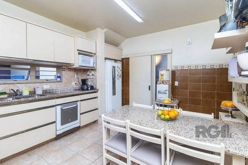 Imagem Casa para Venda - 235m², 4 dormitórios, sendo 1 suites, 2 vagas - Azenha