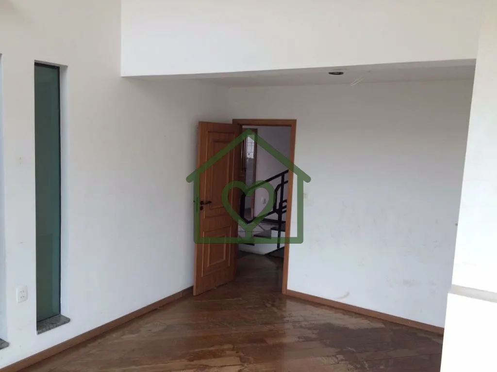 Imagem Casa triplex, residencial e comercial, com 4 dormitórios (todos suíte), 06 salas e 3 vagas de gara...