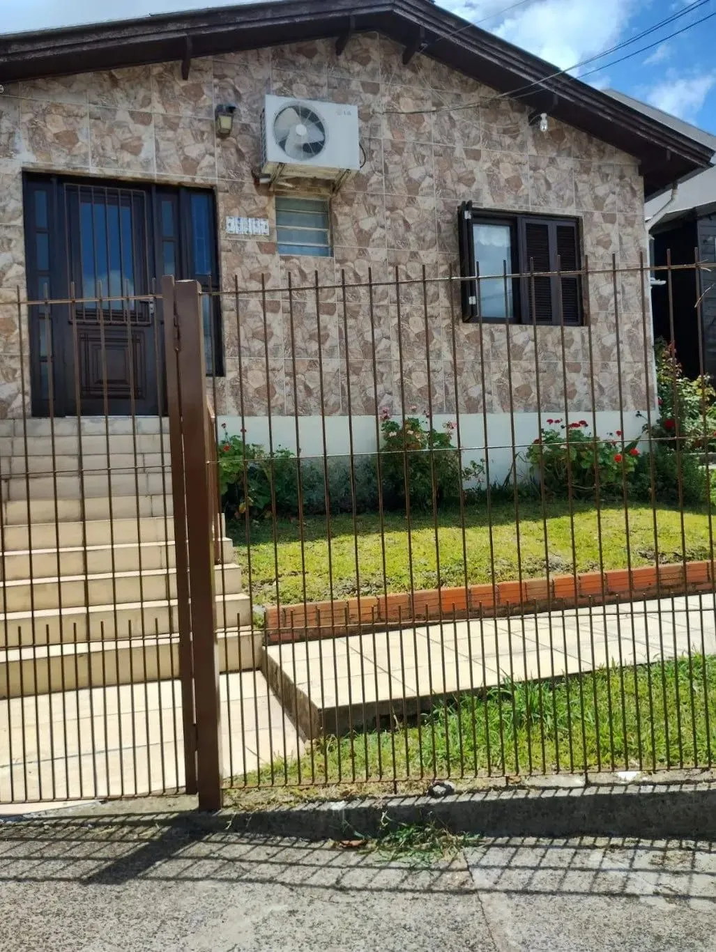 Imagem Casa de 3 dormitórios e 111m² à venda em Jardim Botânico, Porto Alegre.