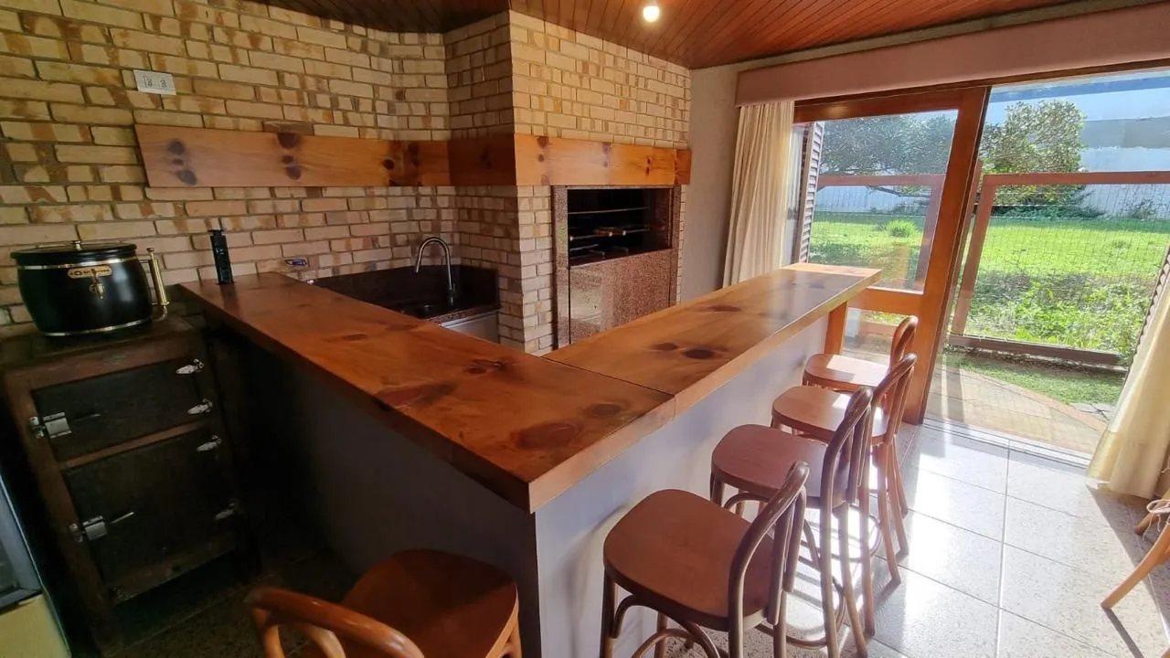 Imagem Casa em XANGRI-LÁ com 5 dorm. 3 suítes, piscina aquecida e 471 m², 400 m. mar.