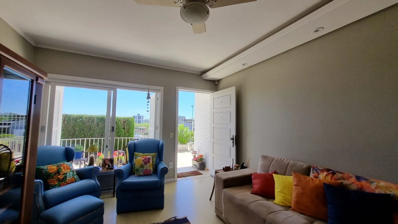 Imagem Casa Espetacular com Vista Deslumbrante, Reformada por Arquiteto de 2 dormitórios, suíte, próximo a PUC e Carrefour no bairro Partenon em Porto Alegre/RS/