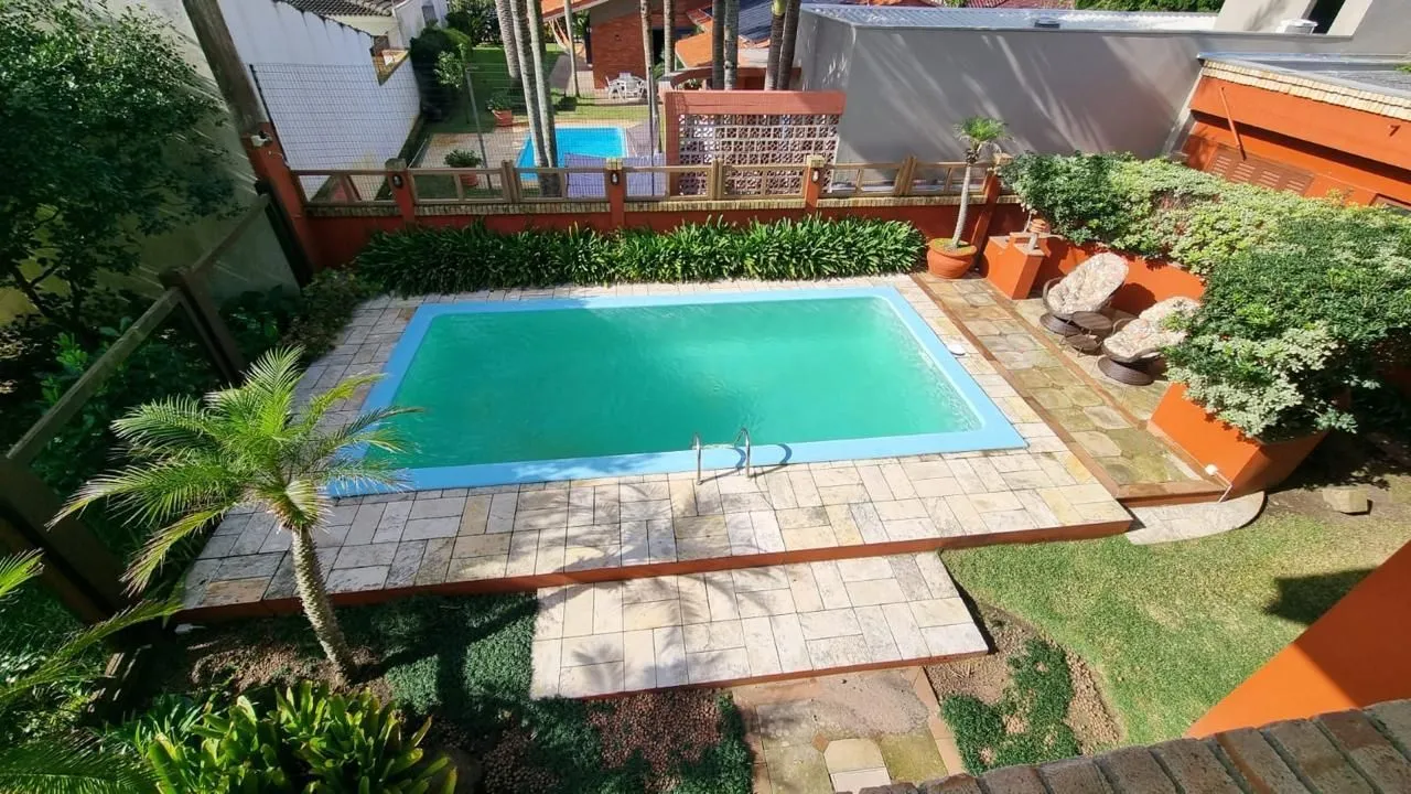 Imagem Casa em XANGRI-LÁ com 5 dorm. 3 suítes, piscina aquecida e 471 m², 400 m. mar.