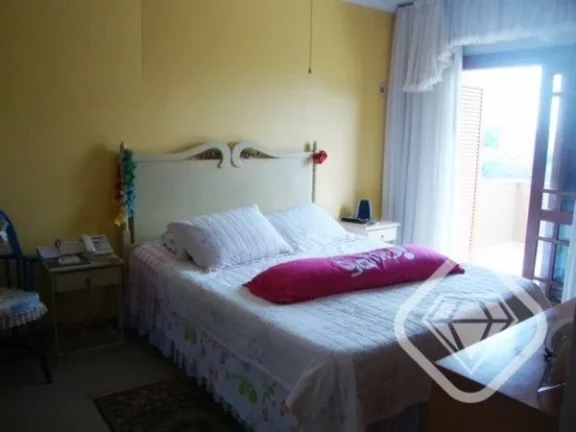 Imagem Casa individual com 4 dormitórios, sendo 1 suíte, e 3 vagas de garagem, no bairro Tristeza.

A Bri...
