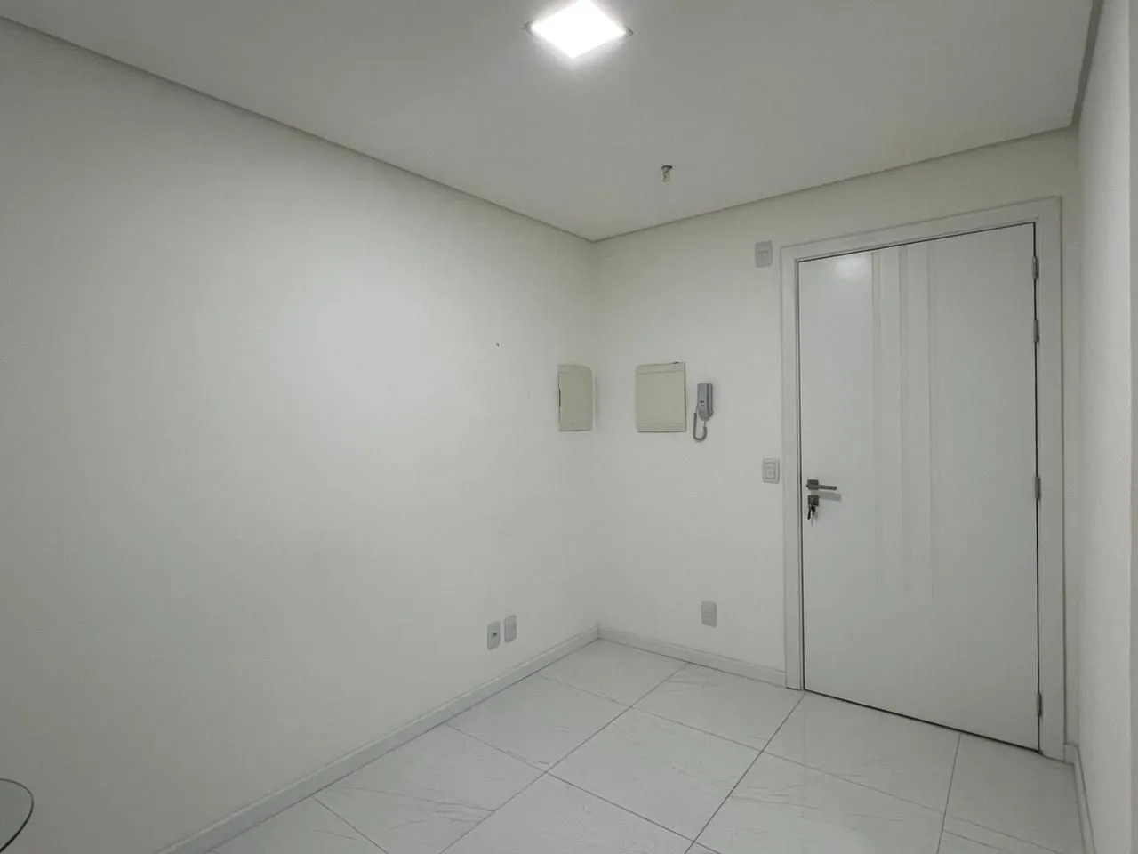 Imagem Sala comercial com 44 m2 a venda no Trend Nova Carlos Gomes.