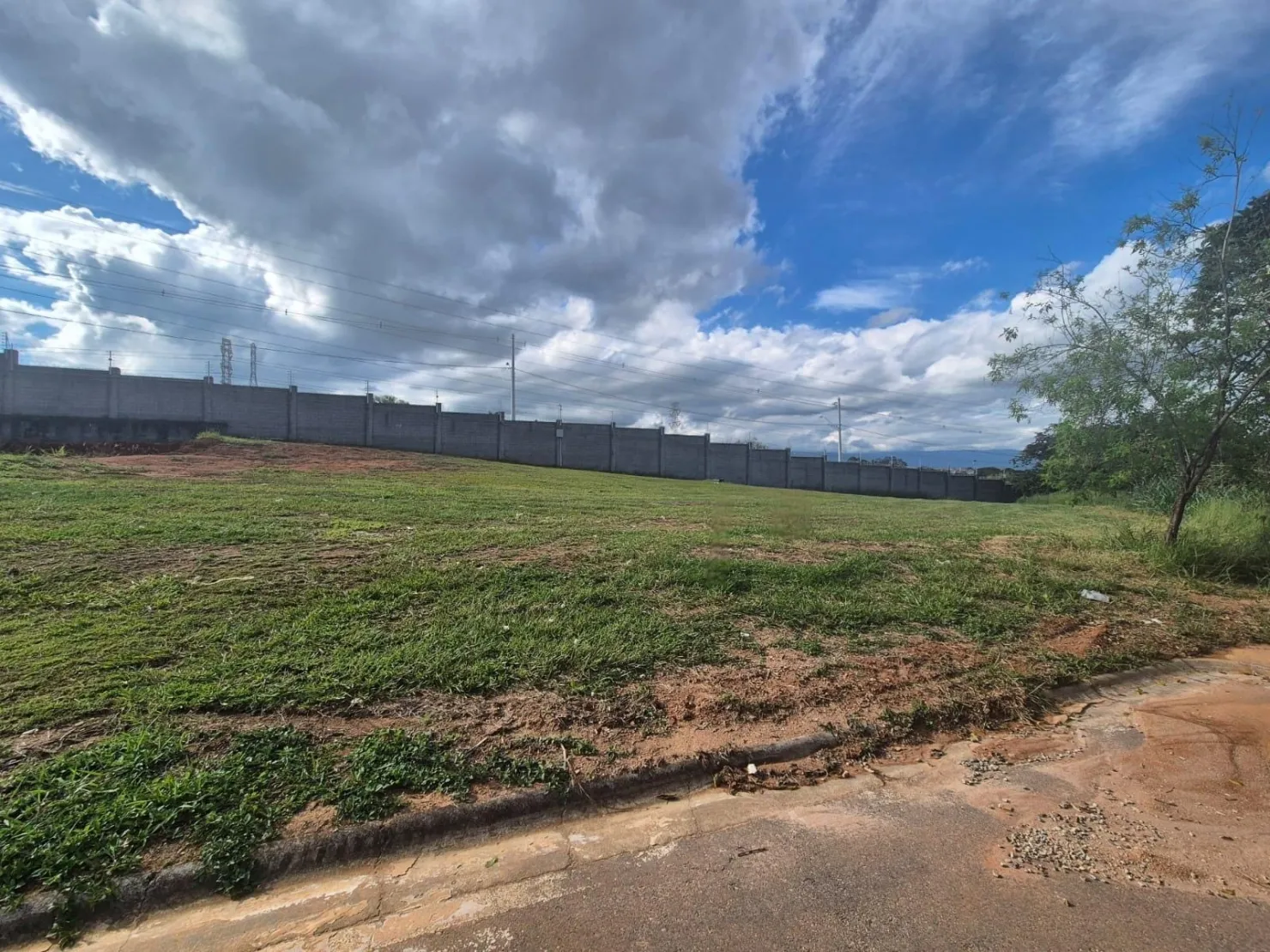 Foto do imóvel Terreno de 1219m² no Condomínio Colonial Village 2, ao Lado da Área Verde, em Localização Privilegiada!