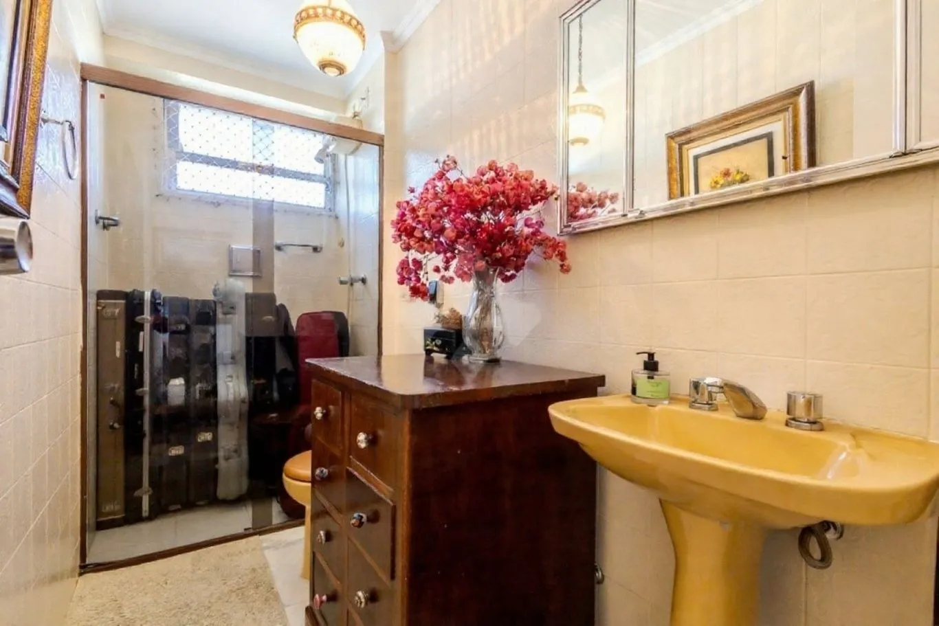 Imagem Vende-se apartamento com 3 quartos (1 suíte), 122 m² e 1 vaga - Petrópolis