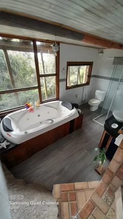 Imagem Casa Rústica em Garopaba-SC: 3 Suítes, Vista Panorâmica, Jacuzzi e 3000m² de Terreno