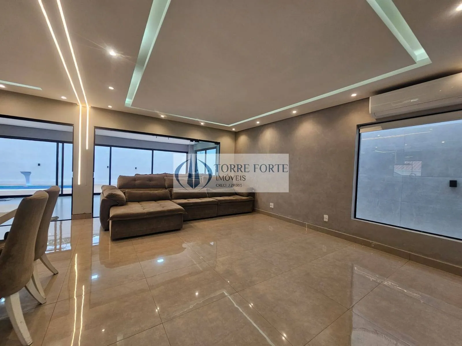 Imagem Ótima casa 396 m², 3 dormitórios sendo 1 suíte, 5 banheiros, em S.C do Sul
